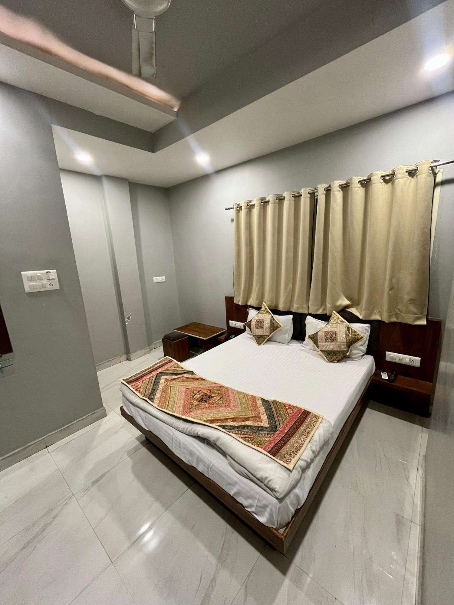 Hotel Shankar อุจเจน ภายนอก รูปภาพ